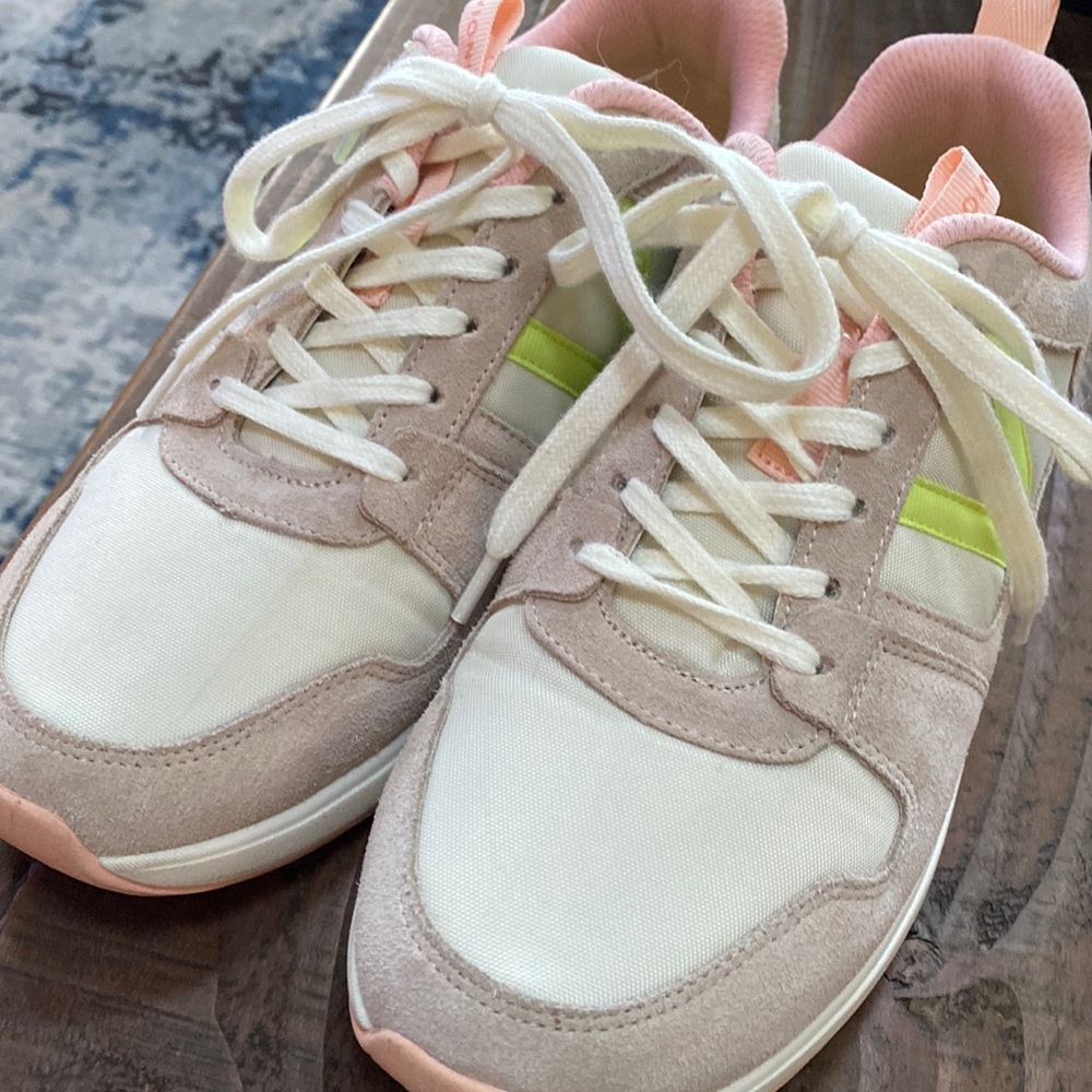 Vionic sneakers